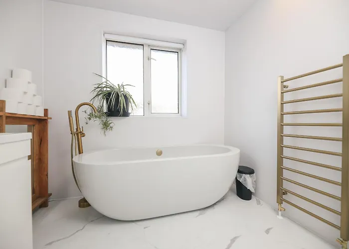 Franky's Place, In Roundhay, - Free Parking, Breakfast & Wifi * Лідс