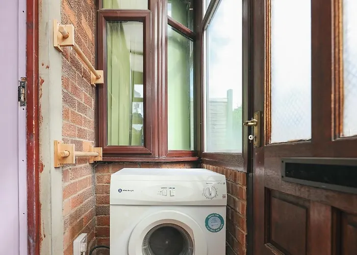 Franky's Place, In Roundhay, - Free Parking, Breakfast & Wifi *