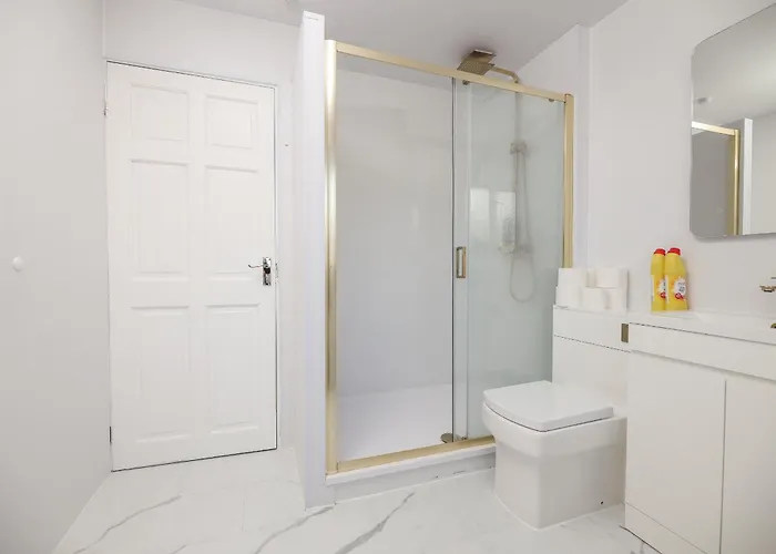 Franky's Place, In Roundhay, - Free Parking, Breakfast & Wifi * Лідс