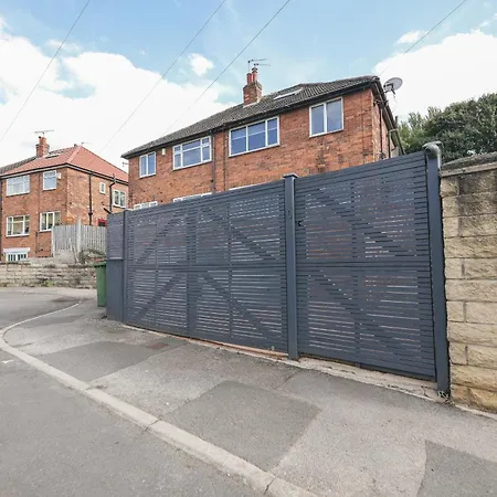 Bed & Breakfast Franky's Place, In Roundhay, - Free Parking, Breakfast & Wifi *