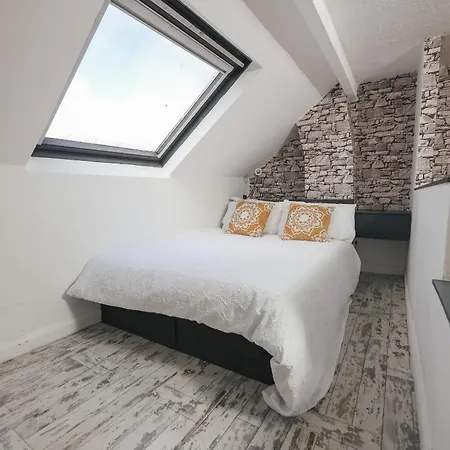 Bed & Breakfast Franky's Place, In Roundhay, - Free Parking, Breakfast & Wifi *