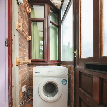 Franky's Place, In Roundhay, - Free Parking, Breakfast & Wifi *