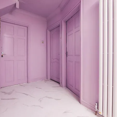 Franky's Place, In Roundhay, - Free Parking, Breakfast & Wifi *