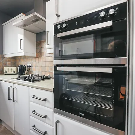 Franky's Place, In Roundhay, - Free Parking, Breakfast & Wifi