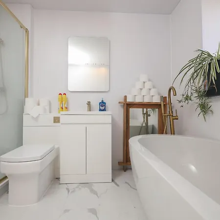 Franky's Place, In Roundhay, - Free Parking, Breakfast & Wifi Bed & Breakfast Leeds (West Yorkshire)