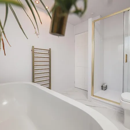 Franky's Place, In Roundhay, - Free Parking, Breakfast & Wifi *