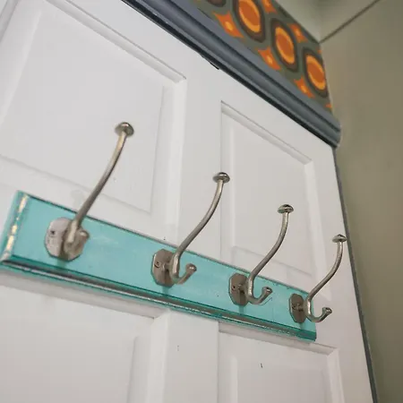 Franky's Place, In Roundhay, - Free Parking, Breakfast & Wifi *