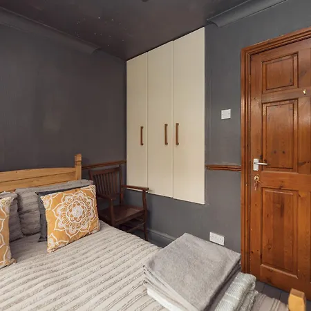 Franky's Place, In Roundhay, - Free Parking, Breakfast & Wifi Bed & Breakfast