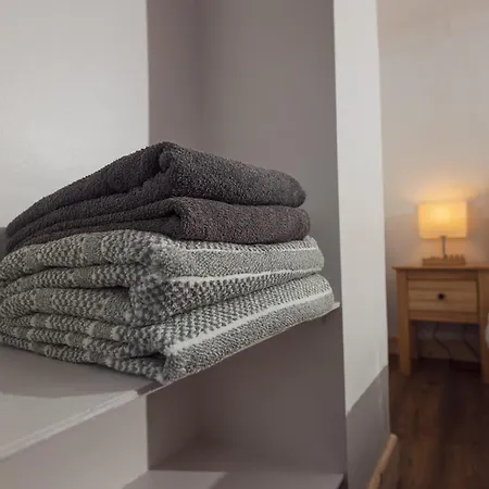 Franky's Place, In Roundhay, - Free Parking, Breakfast & Wifi