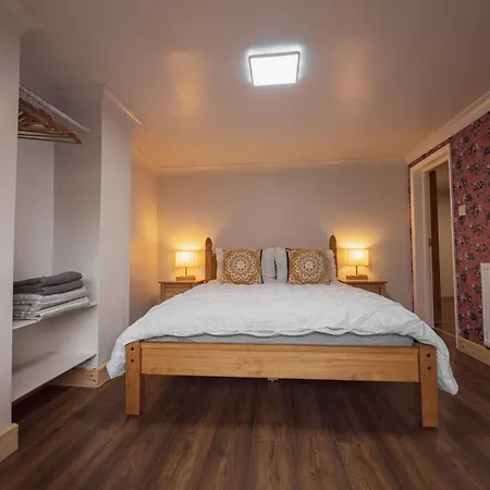 Franky's Place, In Roundhay, - Free Parking, Breakfast & Wifi