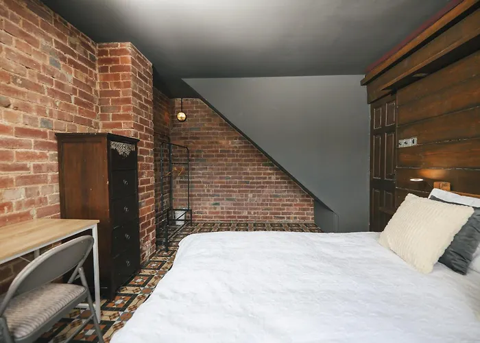 Franky's Place, In Roundhay, - Free Parking, Breakfast & Wifi *