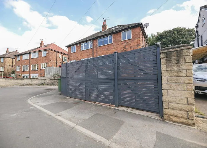 Bed & Breakfast Franky's Place, In Roundhay, - Free Parking, Breakfast & Wifi *