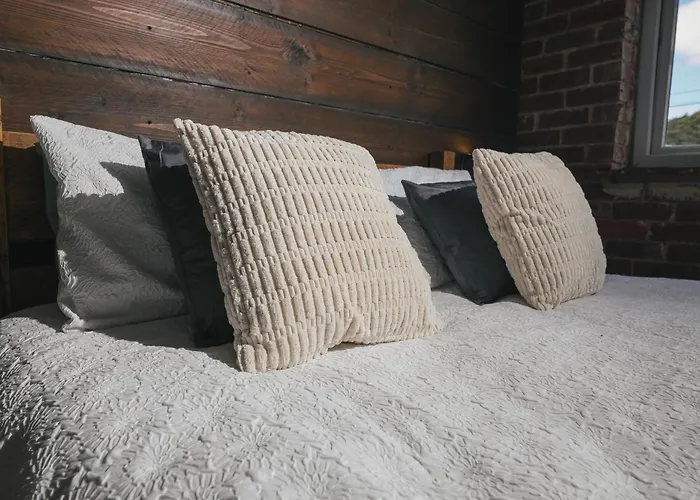 Franky's Place, In Roundhay, - Free Parking, Breakfast & Wifi *