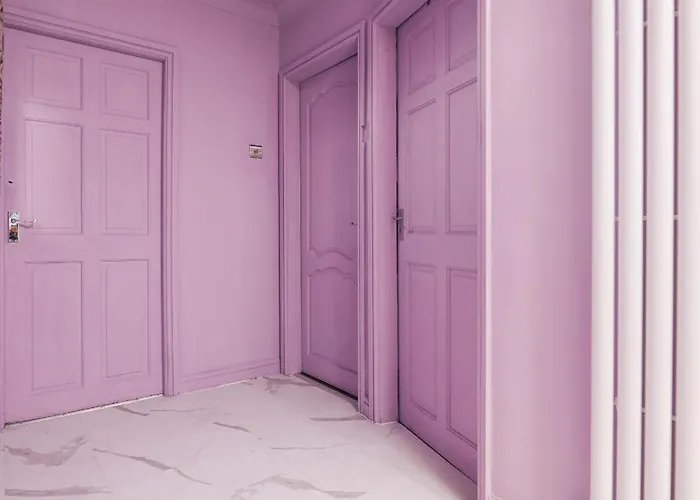 Franky's Place, In Roundhay, - Free Parking, Breakfast & Wifi *