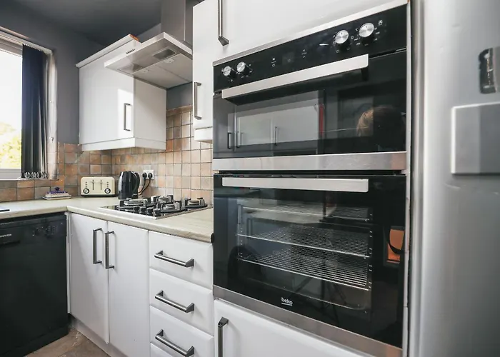 Franky's Place, In Roundhay, - Free Parking, Breakfast & Wifi