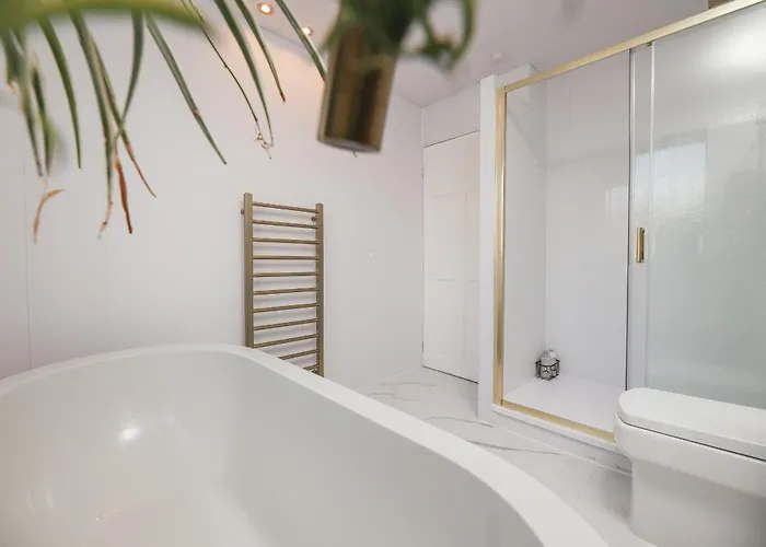 Franky's Place, In Roundhay, - Free Parking, Breakfast & Wifi *