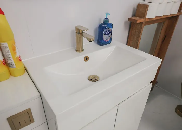 Bed & Breakfast Franky's Place, In Roundhay, - Free Parking, Breakfast & Wifi