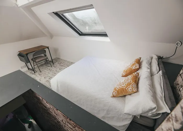 Franky's Place, In Roundhay, - Free Parking, Breakfast & Wifi Bed & Breakfast *