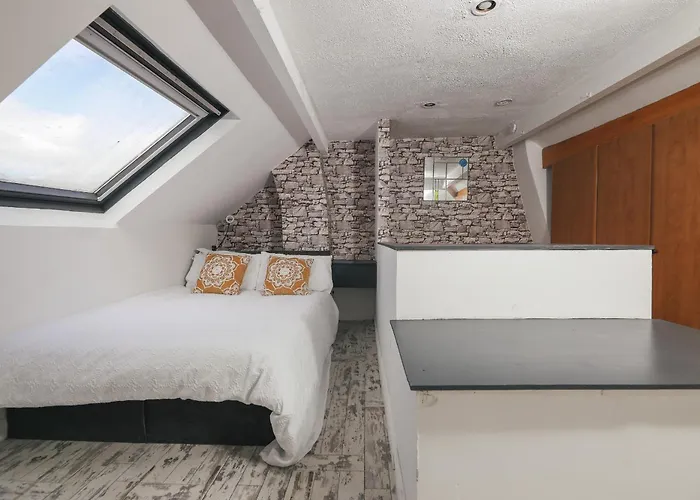 Bed & Breakfast Franky's Place, In Roundhay, - Free Parking, Breakfast & Wifi *