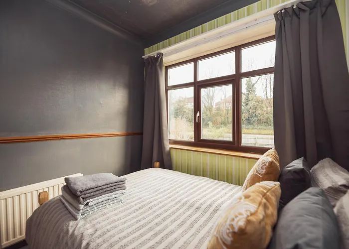 Bed & Breakfast Franky's Place, In Roundhay, - Free Parking, Breakfast & Wifi *