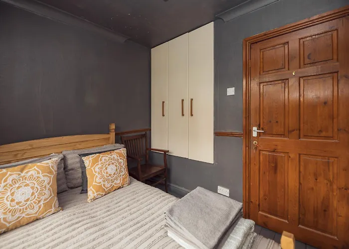 Franky's Place, In Roundhay, - Free Parking, Breakfast & Wifi Couette-café