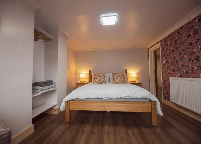 Franky's Place, In Roundhay, - Free Parking, Breakfast & Wifi