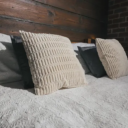 Franky's Place, In Roundhay, - Free Parking, Breakfast & Wifi *