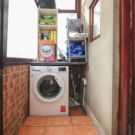 Franky's Place, In Roundhay, - Free Parking, Breakfast & Wifi