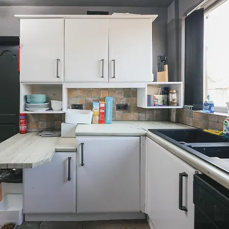 Franky's Place, In Roundhay, - Free Parking, Breakfast & Wifi ベッド・アンド・ブレックファスト *