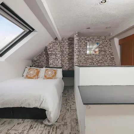 Couette-café Franky's Place, In Roundhay, - Free Parking, Breakfast & Wifi *