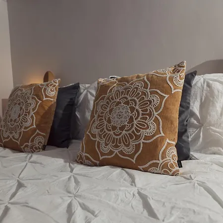 Couette-café Franky's Place, In Roundhay, - Free Parking, Breakfast & Wifi